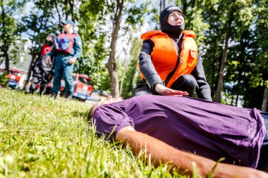 Minsk, Beyaz Rusya - 2 Haziran, 2018: Kardiyopulmoner resüsitasyon için bilinçsiz bir adam kalp krizi sonra kazanıyor.