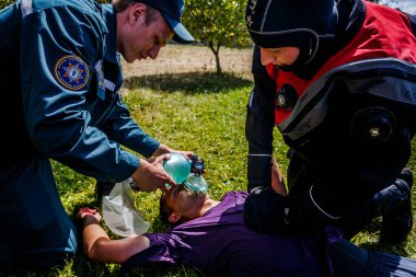 Minsk, Beyaz Rusya - 2 Haziran, 2018: Kardiyopulmoner resüsitasyon için bilinçsiz bir adam kalp krizi sonra kazanıyor.