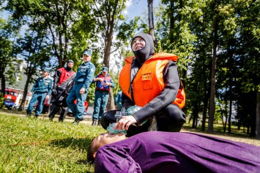 Minsk, Beyaz Rusya - 2 Haziran, 2018: Kardiyopulmoner resüsitasyon için bilinçsiz bir adam kalp krizi sonra kazanıyor.