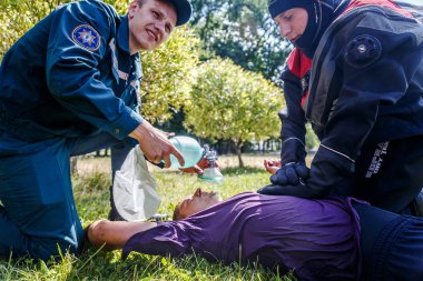 Minsk, Beyaz Rusya - 2 Haziran, 2018: Kardiyopulmoner resüsitasyon için bilinçsiz bir adam kalp krizi sonra kazanıyor.
