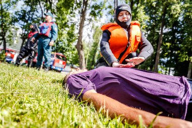 Minsk, Beyaz Rusya - 2 Haziran, 2018: Kardiyopulmoner resüsitasyon için bilinçsiz bir adam kalp krizi sonra kazanıyor.