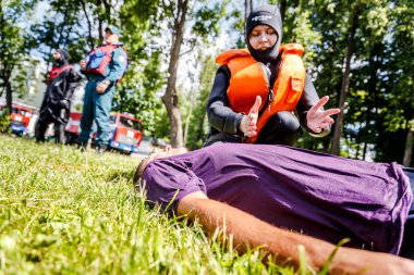 Minsk, Beyaz Rusya - 2 Haziran, 2018: Kardiyopulmoner resüsitasyon için bilinçsiz bir adam kalp krizi sonra kazanıyor.