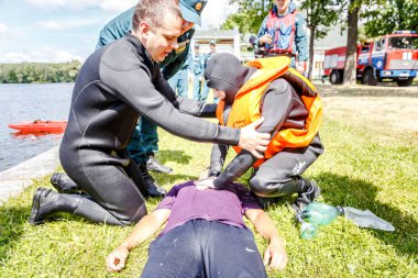 Minsk, Beyaz Rusya - 2 Haziran, 2018: Kardiyopulmoner resüsitasyon için bilinçsiz bir adam kalp krizi sonra kazanıyor.