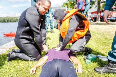 Minsk, Beyaz Rusya - 2 Haziran, 2018: Kardiyopulmoner resüsitasyon için bilinçsiz bir adam kalp krizi sonra kazanıyor.
