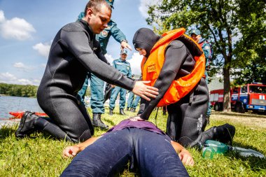 Minsk, Beyaz Rusya - 2 Haziran, 2018: Kardiyopulmoner resüsitasyon için bilinçsiz bir adam kalp krizi sonra kazanıyor.