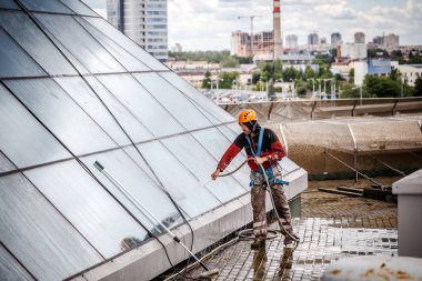 Minsk, Beyaz Rusya - 02 Haziran. 2018: işçilerin windows hizmeti yüksek doğmak binasında temizlik grubu. çalışmalarına heights, endüstriyel dağcılık