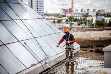 Minsk, Beyaz Rusya - 02 Haziran. 2018: işçilerin windows hizmeti yüksek doğmak binasında temizlik grubu. çalışmalarına heights, endüstriyel dağcılık