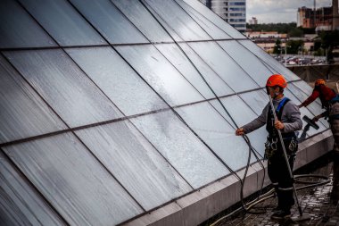 Minsk, Beyaz Rusya - 02 Haziran. 2018: işçilerin windows hizmeti yüksek doğmak binasında temizlik grubu. çalışmalarına heights, endüstriyel dağcılık