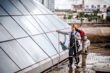 Minsk, Beyaz Rusya - 02 Haziran. 2018: işçilerin windows hizmeti yüksek doğmak binasında temizlik grubu. çalışmalarına heights, endüstriyel dağcılık