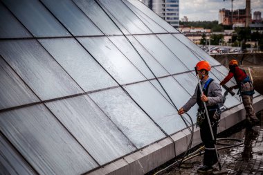 Minsk, Beyaz Rusya - 02 Haziran. 2018: işçilerin windows hizmeti yüksek doğmak binasında temizlik grubu. çalışmalarına heights, endüstriyel dağcılık