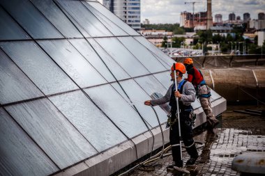 Minsk, Beyaz Rusya - 02 Haziran. 2018: işçilerin windows hizmeti yüksek doğmak binasında temizlik grubu. çalışmalarına heights, endüstriyel dağcılık