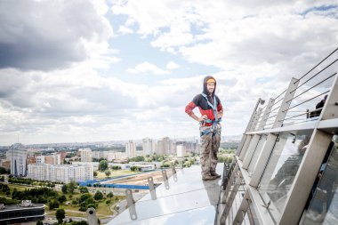 Minsk, Beyaz Rusya - 02 Haziran. 2018: işçilerin windows hizmeti yüksek doğmak binasında temizlik grubu. çalışmalarına heights, endüstriyel dağcılık
