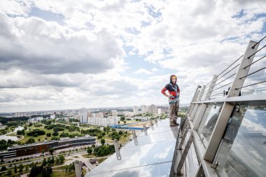 Minsk, Beyaz Rusya - 02 Haziran. 2018: işçilerin windows hizmeti yüksek doğmak binasında temizlik grubu. çalışmalarına heights, endüstriyel dağcılık