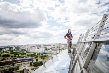 Minsk, Beyaz Rusya - 02 Haziran. 2018: işçilerin windows hizmeti yüksek doğmak binasında temizlik grubu. çalışmalarına heights, endüstriyel dağcılık