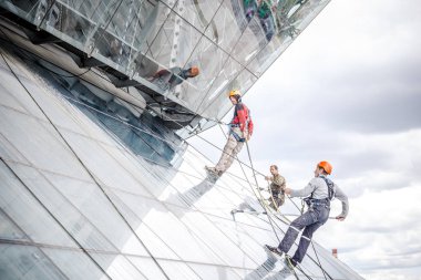 Minsk, Beyaz Rusya - 02 Haziran. 2018: işçilerin windows hizmeti yüksek doğmak binasında temizlik grubu. çalışmalarına heights, endüstriyel dağcılık