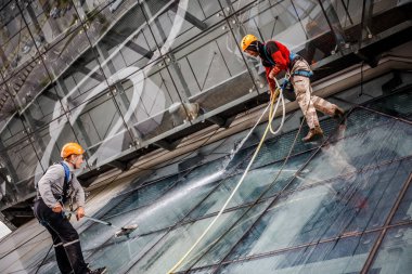 Minsk, Beyaz Rusya - 02 Haziran. 2018: işçilerin windows hizmeti yüksek doğmak binasında temizlik grubu. çalışmalarına heights, endüstriyel dağcılık