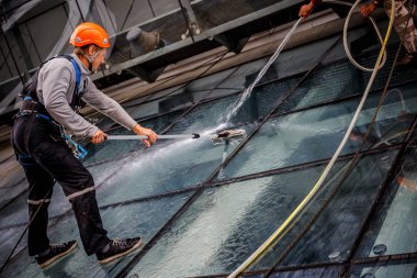 Minsk, Beyaz Rusya - 02 Haziran. 2018: işçilerin windows hizmeti yüksek doğmak binasında temizlik grubu. çalışmalarına heights, endüstriyel dağcılık