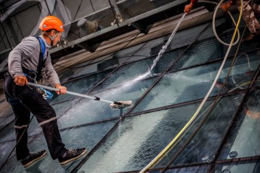Minsk, Beyaz Rusya - 02 Haziran. 2018: işçilerin windows hizmeti yüksek doğmak binasında temizlik grubu. çalışmalarına heights, endüstriyel dağcılık