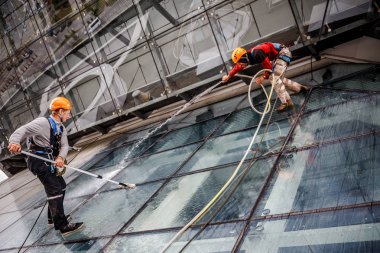 Minsk, Beyaz Rusya - 02 Haziran. 2018: işçilerin windows hizmeti yüksek doğmak binasında temizlik grubu. çalışmalarına heights, endüstriyel dağcılık