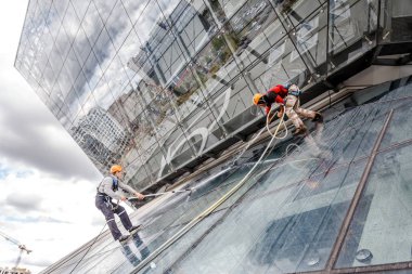 Minsk, Beyaz Rusya - 02 Haziran. 2018: işçilerin windows hizmeti yüksek doğmak binasında temizlik grubu. çalışmalarına heights, endüstriyel dağcılık