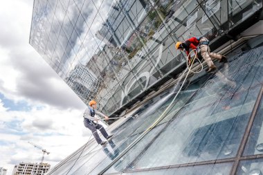 Minsk, Beyaz Rusya - 02 Haziran. 2018: işçilerin windows hizmeti yüksek doğmak binasında temizlik grubu. çalışmalarına heights, endüstriyel dağcılık