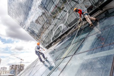 Minsk, Beyaz Rusya - 02 Haziran. 2018: işçilerin windows hizmeti yüksek doğmak binasında temizlik grubu. çalışmalarına heights, endüstriyel dağcılık