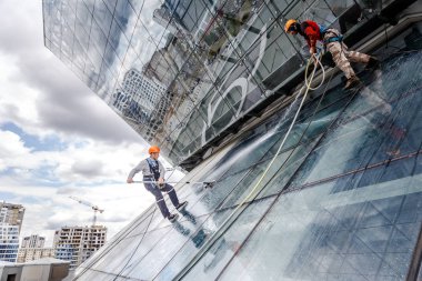 Minsk, Beyaz Rusya - 02 Haziran. 2018: işçilerin windows hizmeti yüksek doğmak binasında temizlik grubu. çalışmalarına heights, endüstriyel dağcılık