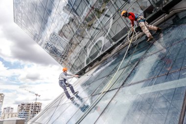 Minsk, Beyaz Rusya - 02 Haziran. 2018: işçilerin windows hizmeti yüksek doğmak binasında temizlik grubu. çalışmalarına heights, endüstriyel dağcılık