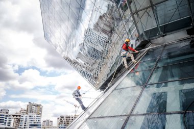 Minsk, Beyaz Rusya - 02 Haziran. 2018: işçilerin windows hizmeti yüksek doğmak binasında temizlik grubu. çalışmalarına heights, endüstriyel dağcılık