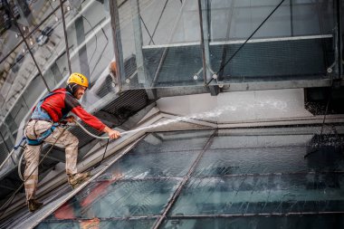 Minsk, Beyaz Rusya - 02 Haziran. 2018: işçilerin windows hizmeti yüksek doğmak binasında temizlik grubu. çalışmalarına heights, endüstriyel dağcılık