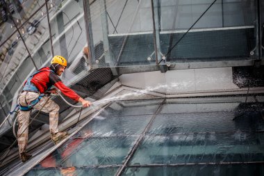 Minsk, Beyaz Rusya - 02 Haziran. 2018: işçilerin windows hizmeti yüksek doğmak binasında temizlik grubu. çalışmalarına heights, endüstriyel dağcılık