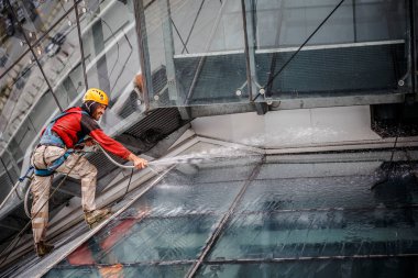 Minsk, Beyaz Rusya - 02 Haziran. 2018: işçilerin windows hizmeti yüksek doğmak binasında temizlik grubu. çalışmalarına heights, endüstriyel dağcılık
