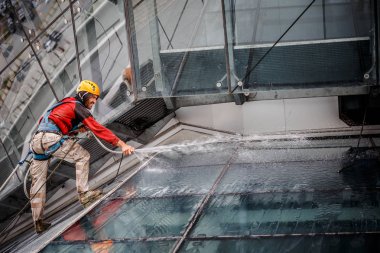 Minsk, Beyaz Rusya - 02 Haziran. 2018: işçilerin windows hizmeti yüksek doğmak binasında temizlik grubu. çalışmalarına heights, endüstriyel dağcılık