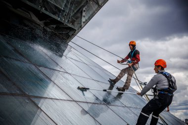 Minsk, Beyaz Rusya - 02 Haziran. 2018: işçilerin windows hizmeti yüksek doğmak binasında temizlik grubu. çalışmalarına heights, endüstriyel dağcılık