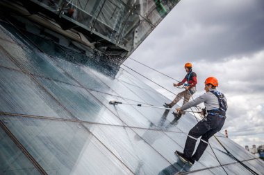 Minsk, Beyaz Rusya - 02 Haziran. 2018: işçilerin windows hizmeti yüksek doğmak binasında temizlik grubu. çalışmalarına heights, endüstriyel dağcılık