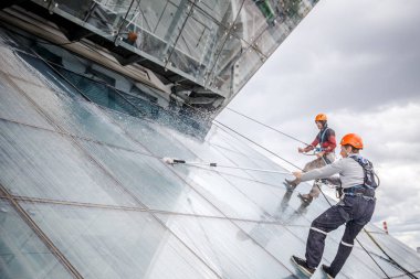 Minsk, Beyaz Rusya - 02 Haziran. 2018: işçilerin windows hizmeti yüksek doğmak binasında temizlik grubu. çalışmalarına heights, endüstriyel dağcılık