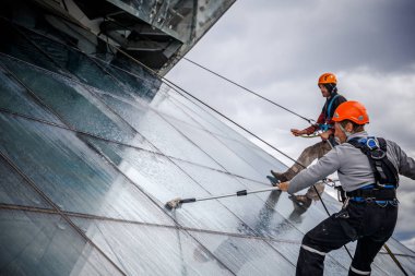 Minsk, Beyaz Rusya - 02 Haziran. 2018: işçilerin windows hizmeti yüksek doğmak binasında temizlik grubu. çalışmalarına heights, endüstriyel dağcılık
