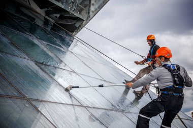 Minsk, Beyaz Rusya - 02 Haziran. 2018: işçilerin windows hizmeti yüksek doğmak binasında temizlik grubu. çalışmalarına heights, endüstriyel dağcılık