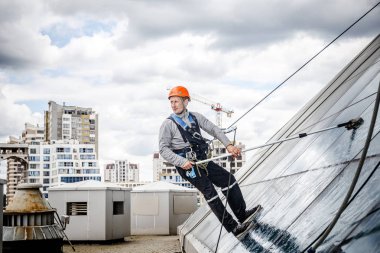 Minsk, Beyaz Rusya - 02 Haziran. 2018: işçilerin windows hizmeti yüksek doğmak binasında temizlik grubu. çalışmalarına heights, endüstriyel dağcılık