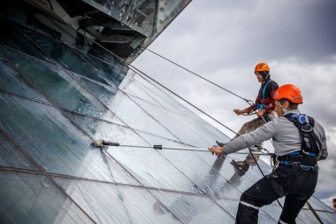 Minsk, Beyaz Rusya - 02 Haziran. 2018: işçilerin windows hizmeti yüksek doğmak binasında temizlik grubu. çalışmalarına heights, endüstriyel dağcılık