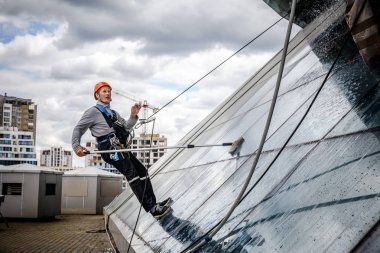 Minsk, Beyaz Rusya - 02 Haziran. 2018: işçilerin windows hizmeti yüksek doğmak binasında temizlik grubu. çalışmalarına heights, endüstriyel dağcılık