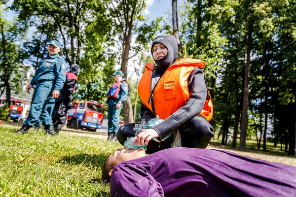 Minsk Bělorusko Června 2018 Provádění Kardiopulmonální Resuscitace Bezvědomí Chlapa Infarktu — Stock fotografie