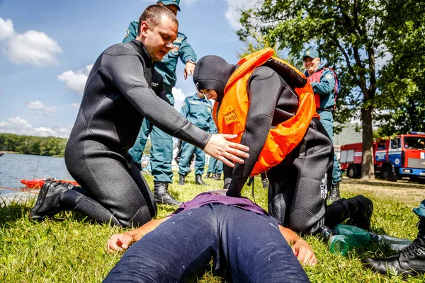 Minsk, Beyaz Rusya - 2 Haziran, 2018: Kardiyopulmoner resüsitasyon için bilinçsiz bir adam kalp krizi sonra kazanıyor.
