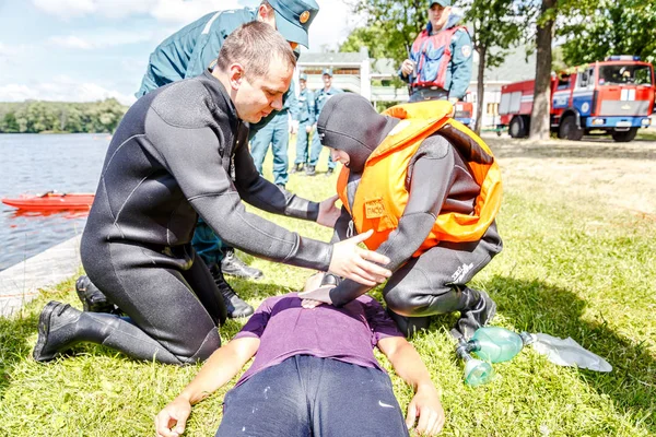 Minsk, Beyaz Rusya - 2 Haziran, 2018: Kardiyopulmoner resüsitasyon için bilinçsiz bir adam kalp krizi sonra kazanıyor.