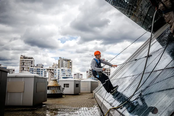 Minsk, Beyaz Rusya - 02 Haziran. 2018: işçilerin windows hizmeti yüksek doğmak binasında temizlik grubu. çalışmalarına heights, endüstriyel dağcılık