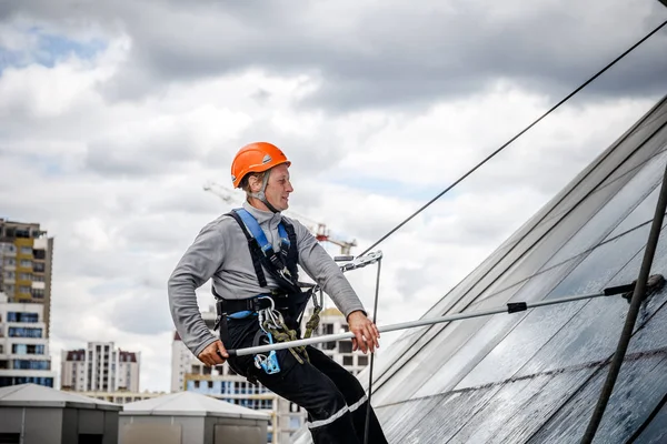 Minsk, Beyaz Rusya - 02 Haziran. 2018: işçilerin windows hizmeti yüksek doğmak binasında temizlik grubu. çalışmalarına heights, endüstriyel dağcılık