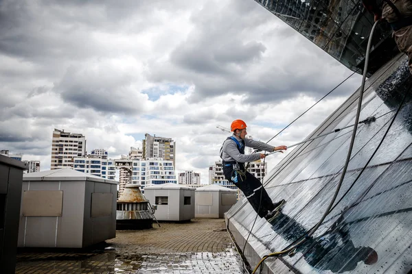 Minsk, Beyaz Rusya - 02 Haziran. 2018: işçilerin windows hizmeti yüksek doğmak binasında temizlik grubu. çalışmalarına heights, endüstriyel dağcılık