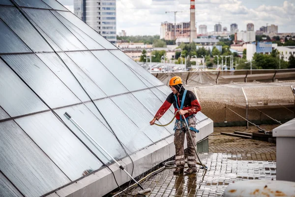 Minsk, Beyaz Rusya - 02 Haziran. 2018: işçilerin windows hizmeti yüksek doğmak binasında temizlik grubu. çalışmalarına heights, endüstriyel dağcılık