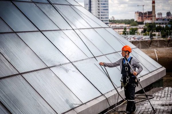 Minsk, Beyaz Rusya - 02 Haziran. 2018: işçilerin windows hizmeti yüksek doğmak binasında temizlik grubu. çalışmalarına heights, endüstriyel dağcılık
