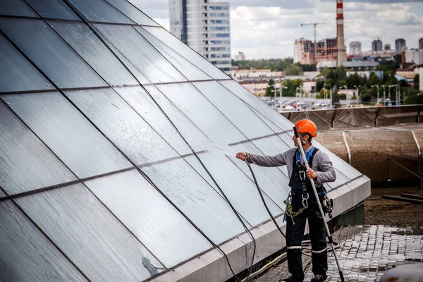 Minsk, Beyaz Rusya - 02 Haziran. 2018: işçilerin windows hizmeti yüksek doğmak binasında temizlik grubu. çalışmalarına heights, endüstriyel dağcılık